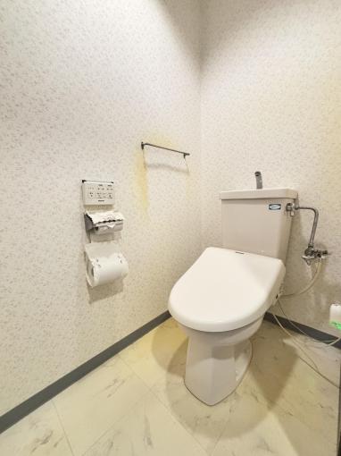 【トイレ】 温水洗浄便座付きのトイレです。