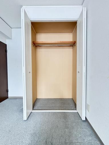  北側に位置する6.8帖の洋室には機能的なクローゼット