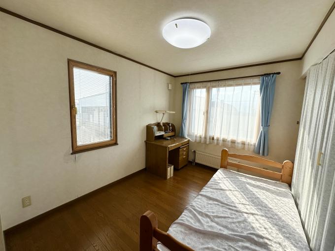 二面採光で明るく、風通しも良好な6帖の洋室 二面採光で明るく、風通しも良好な6帖の洋室