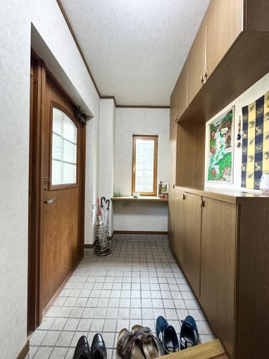 小窓からやわらかな光が差し込む、明るく心地よい玄関 小窓からやわらかな光が差し込む、明るく心地よい玄関