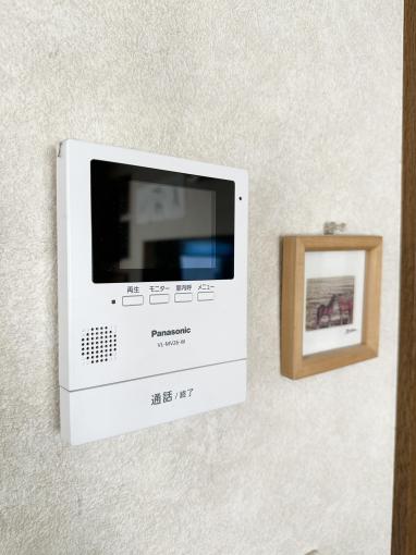 訪問者の顔を確認できるモニター付きインターホン 訪問者の顔を確認できるモニター付きインターホン