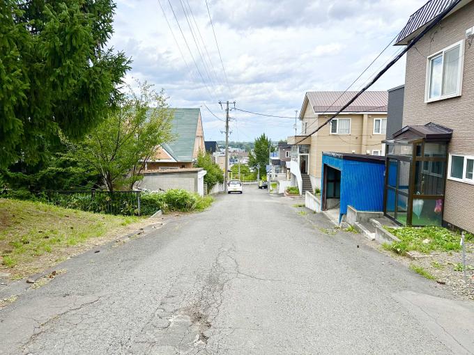 前面道路は西側約7.27m幅の公道 前面道路は西側約7.27m幅の公道