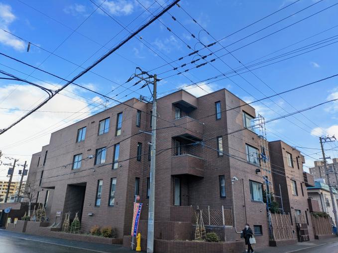 外観　タイル張り、マンション全体修繕　バルコニー工事中　