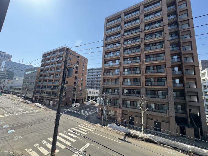 全面道路が広く、解放感にある眺望です。