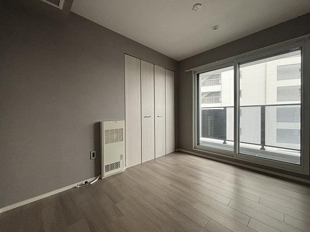 【洋室】5畳☆収納・暖房つき◎バルコニーに面しているお部屋♪