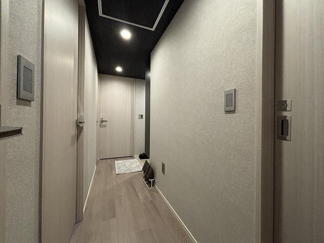 【廊下】ダーク木目調の天井とグレー壁でおしゃれな空間♪
