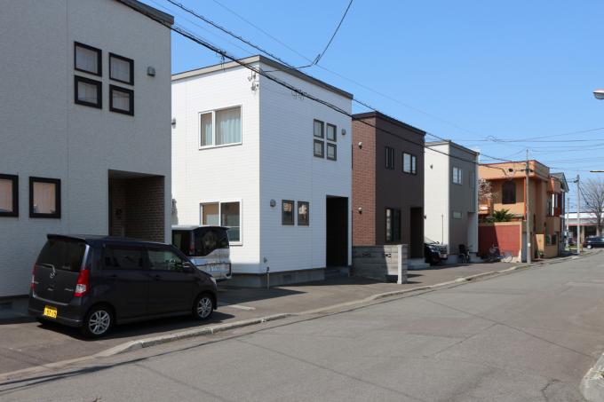 新しい住宅の建ち並ぶきれいな街並