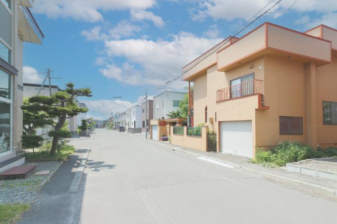 前面道路がどちらもT字路で通過車両が少ない静かな環境です 前面道路がどちらもT字路で通過車両が少ない静かな環境です