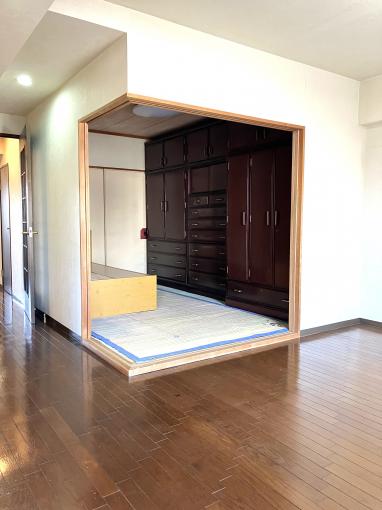 約6帖和室。奥には押入があります