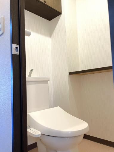 トイレは横にカウンター、上には吊戸棚があります