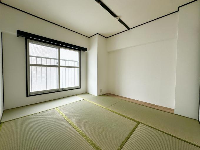 【東側和室】 6帖の広々とした和室