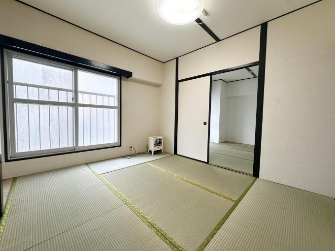 【西側和室】 収納付きで居室を広く使える和室
