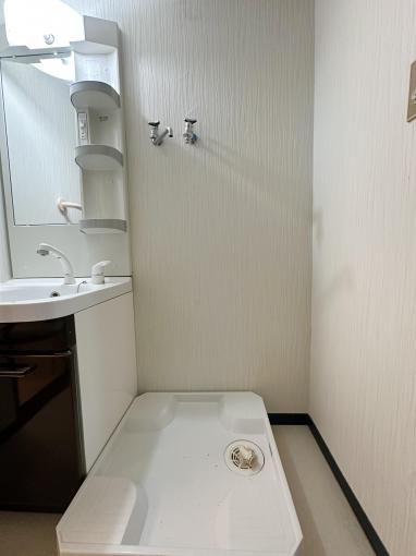 【洗濯パン】 洗面台のすぐ横に洗濯機置き場を配置