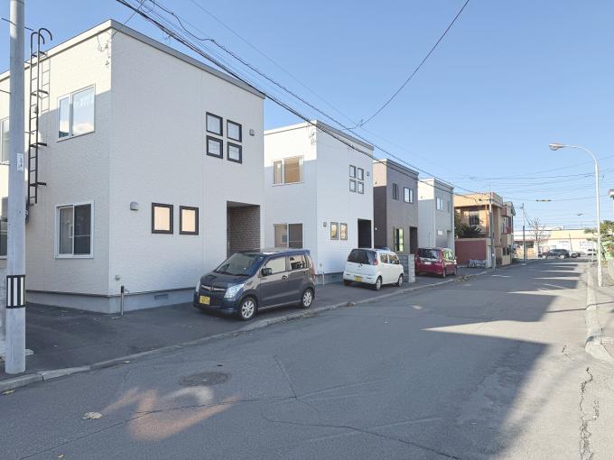 新しい家が並ぶ美しい住宅街 左隣には同様の区画が6軒並びます 新しい家が並ぶ美しい住宅街 左隣には同様の区画が6軒並びます