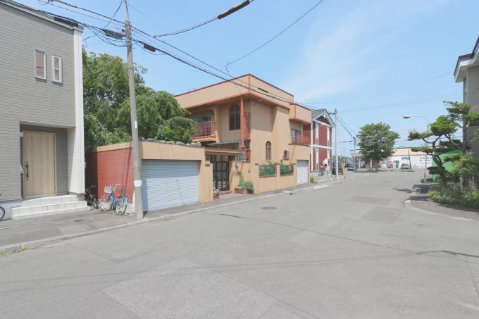 新しい家並みの静かな住宅街 目の前にはスーパーエース 新しい家並みの静かな住宅街 目の前にはスーパーエース