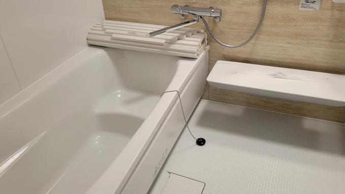 白と黒基調の落ち着きのあるトイレです