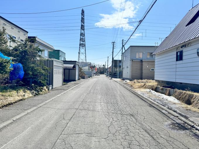 幅員8mの広々とした前面道路。お車の出し入れがスムーズ 幅員8mの広々とした前面道路。お車の出し入れがスムーズ