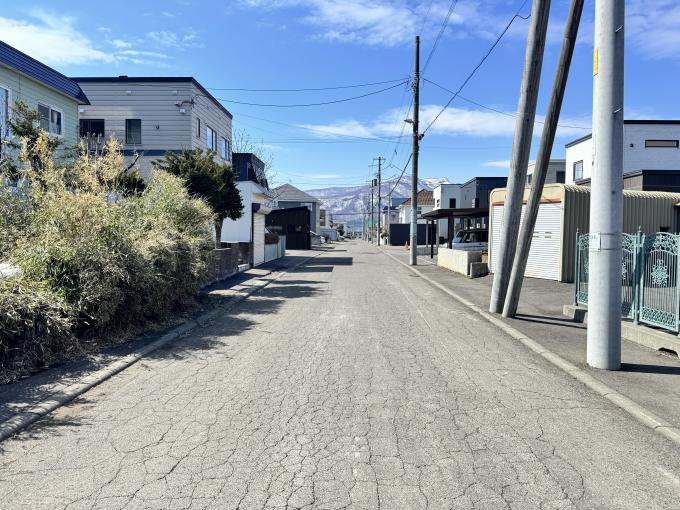 舗装された平坦な道路が続く、落ち着いた住宅街 舗装された平坦な道路が続く、落ち着いた住宅街