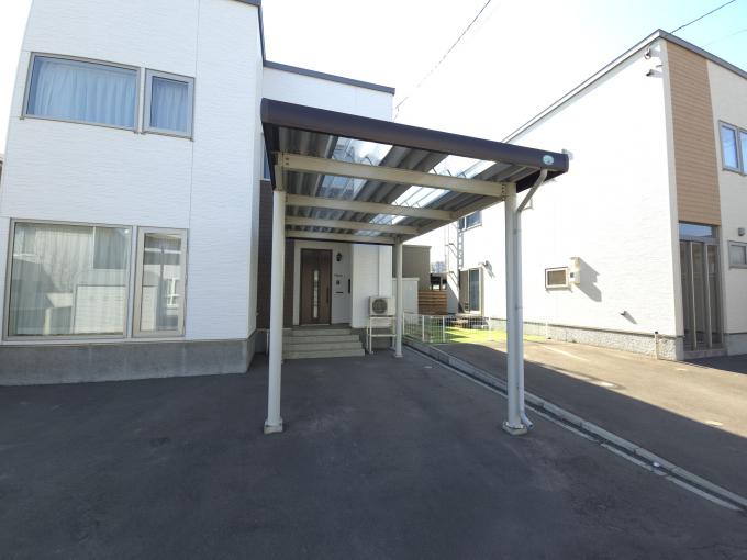 建物正面に設けられたカーポート 建物正面に設けられたカーポート