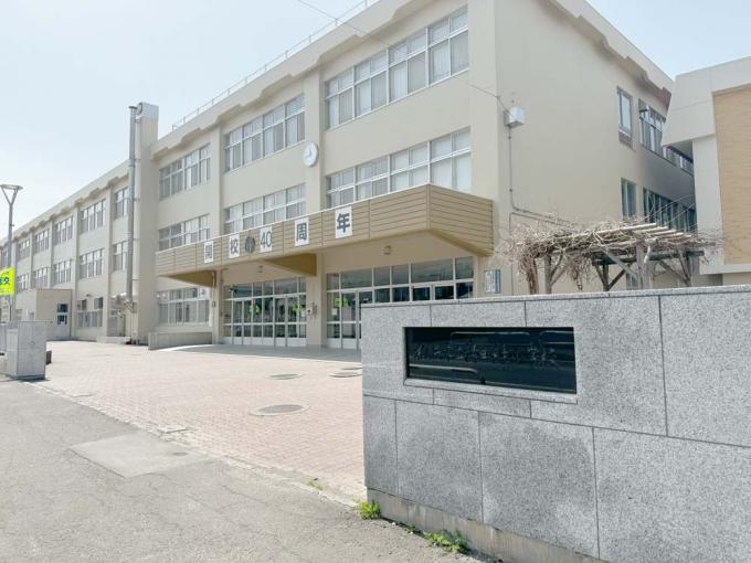 清田緑小学校 徒歩3分(240m) 清田緑小学校 徒歩3分(240m)