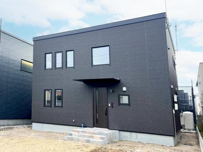 黒を基調としたシンプルで端正なデザインの外観。 黒を基調としたシンプルで端正なデザインの外観。