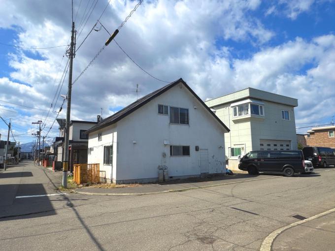 【外観】 小中学校が近く、ドラッグストアも徒歩7分。