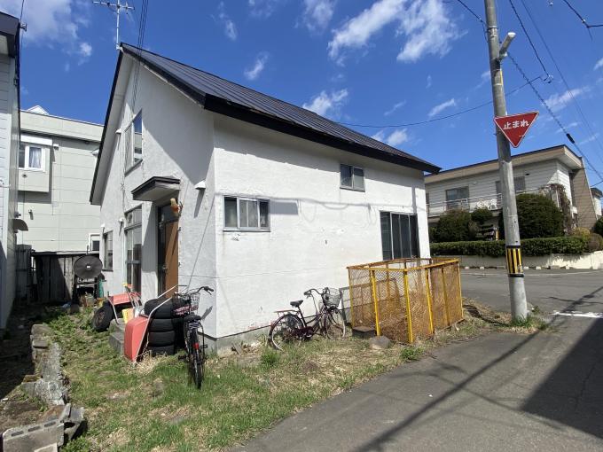 【外観】 小学校徒歩8分、スーパーやドラッグストアも徒歩圏内