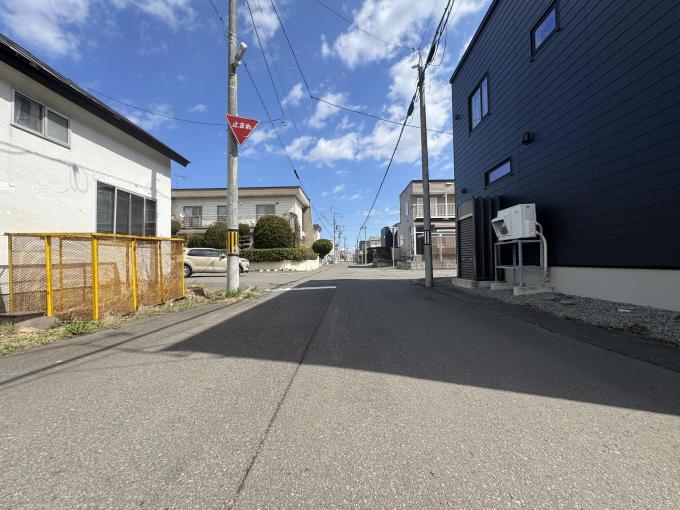 【前面道路】 北東側最大約10.9m、南東側6mの公道