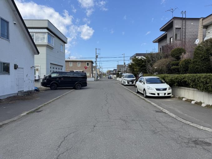 【前面道路】 幅員約10.9mと6mのゆとりある公道に接道。