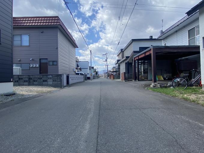 【前面道路】 北東側は最大約10.9mの広い公道
