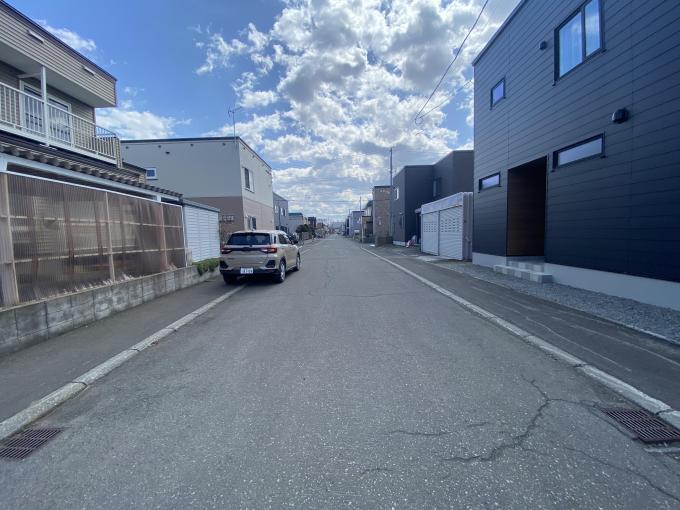 【前面道路】 道幅が広く、見通しの良い公道に面した安心の立地