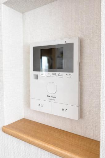 【インターフォン】 写真は、CG加工を施しています。 【インターフォン】 写真は、CG加工を施しています。