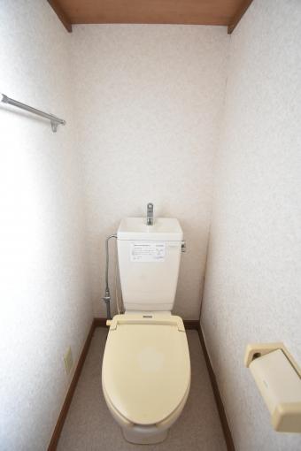 【2Fトイレ】 上部に備え付けの収納棚を配置。
