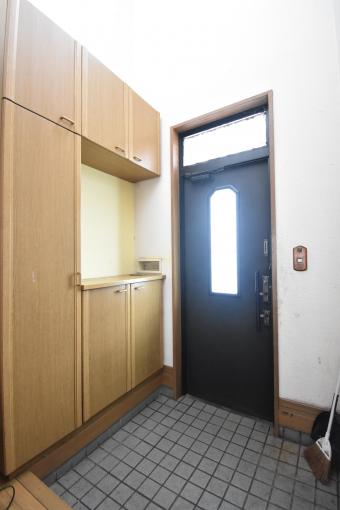 【玄関】 天井まで高さのある壁面収納を完備