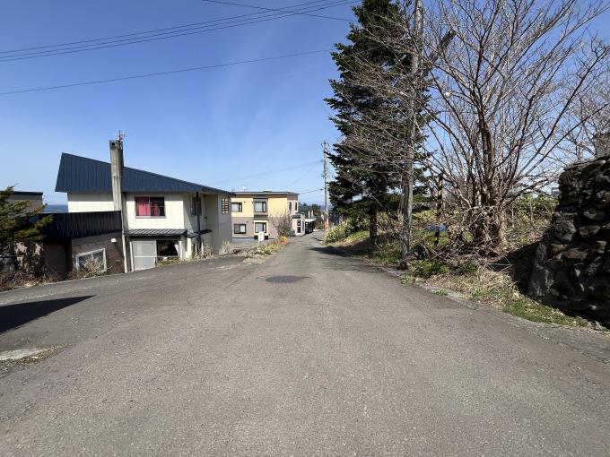 幅員約3mの公道に、間口が約17mと広く面しています。