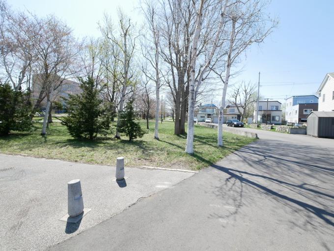 歩いて2分程で「拓北いきいき公園」あります。 歩いて2分程で「拓北いきいき公園」あります。