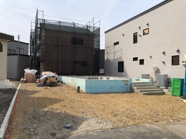 現在2棟建築中!(令和8年3月27日撮影) 現在2棟建築中!(令和8年3月27日撮影)