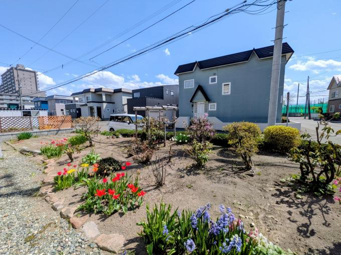 ガーデニングや家庭菜園など、家族で楽しめる広々としたお庭