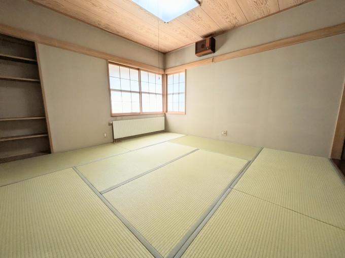 中二階の和室：上り下りの負担が少なく、お子さまにも安心です