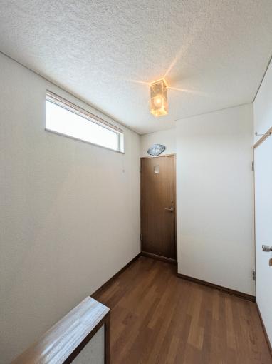 2階ホール：窓付きで明るく、トイレも設けられています