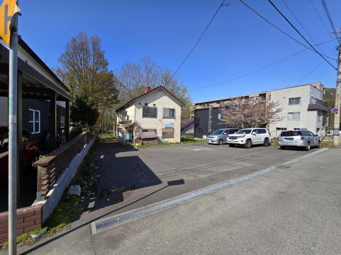 【現地】 南側公道に面した837㎡超のゆとりある土地。