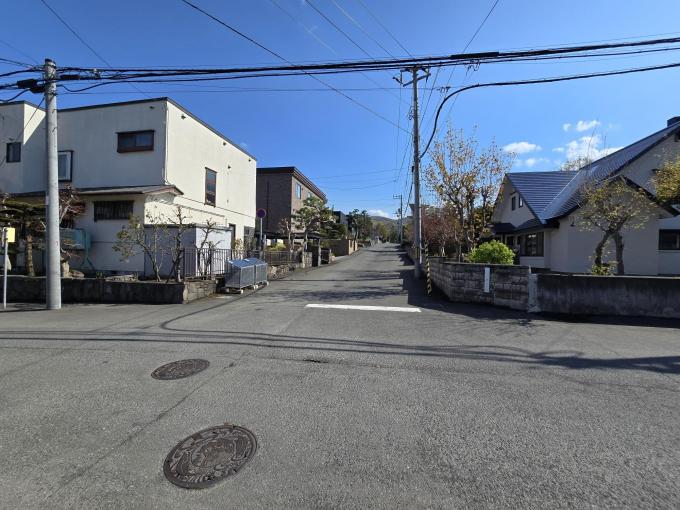 幅員7m超の公道に面しています。