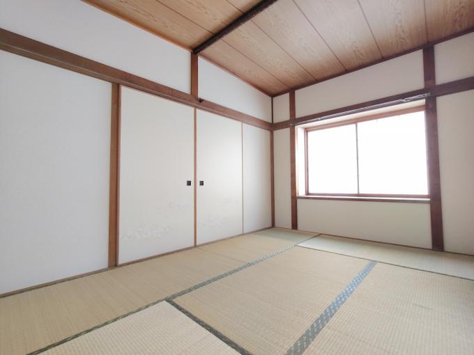 【和室】大きな窓で陽当たり良好◎