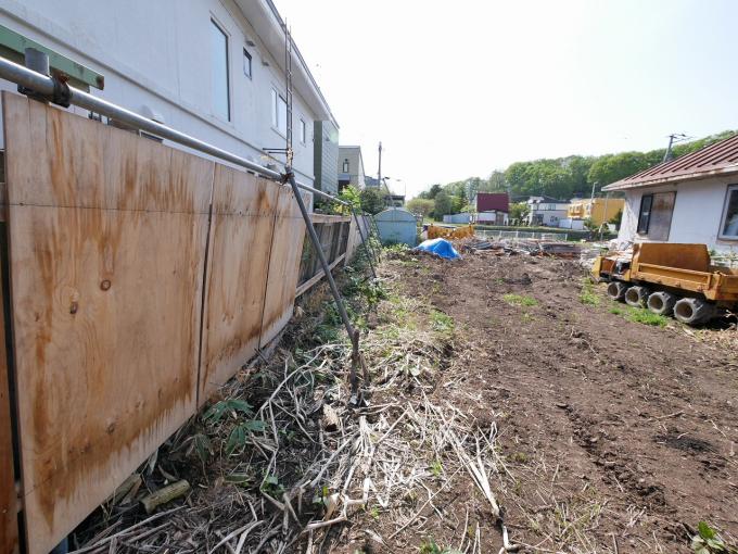 画像中心の樹木が隣地との境界を表しています。 画像中心の樹木が隣地との境界を表しています。