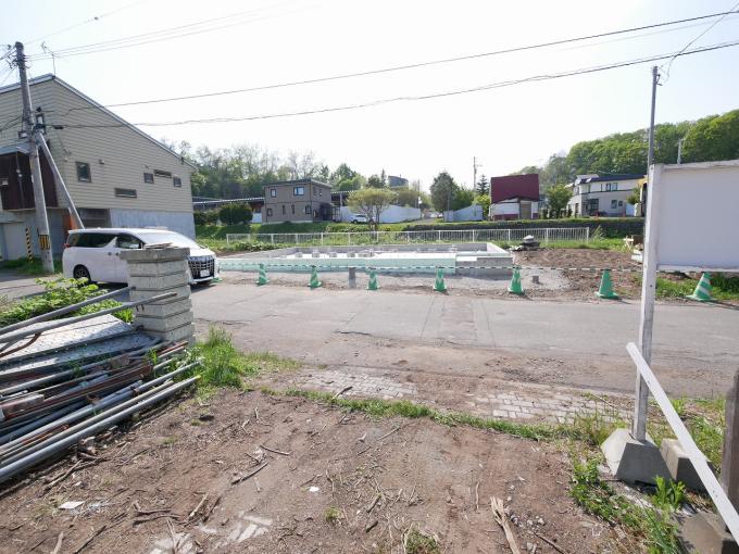 本物件の道路向かいの河川敷地を撮影。 本物件の道路向かいの河川敷地を撮影。