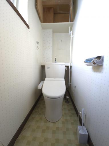 1階には寒い日も快適に使用できる温水洗浄便座を完備