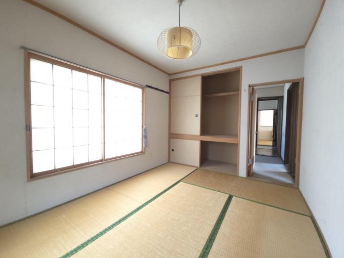 【2階西側和室】北西・北東側の窓から温かい光が入り込む