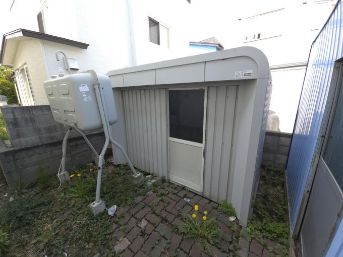 【物置】 屋外収納に便利な物置付き 。