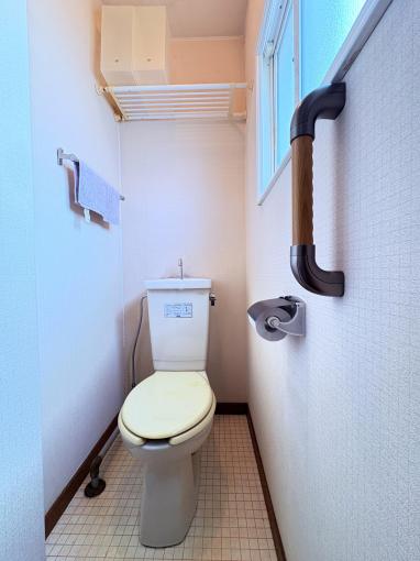 【2階トイレ】 2階にもトイレがあります。 【2階トイレ】 2階にもトイレがあります。