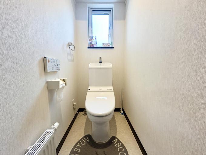 【1Fトイレ】快適な温水洗浄便座付きのトイレです。 【1Fトイレ】快適な温水洗浄便座付きのトイレです。